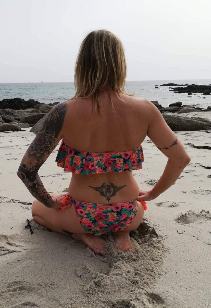 bibilovesex blonde tatouté sexy assis sur du sable plage SEX LIVE CAM